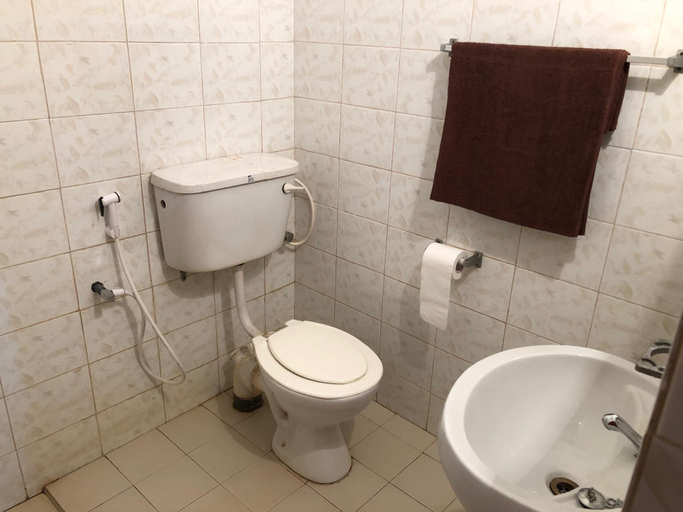 Bathroom 3, “Green Acres” Heritage Bungalow, Welivitiya-Divithura
