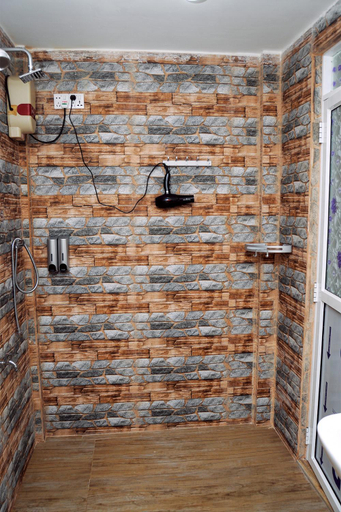 Bathroom 4, Woody Crest Hotel, Trincomalee Town and Gravets