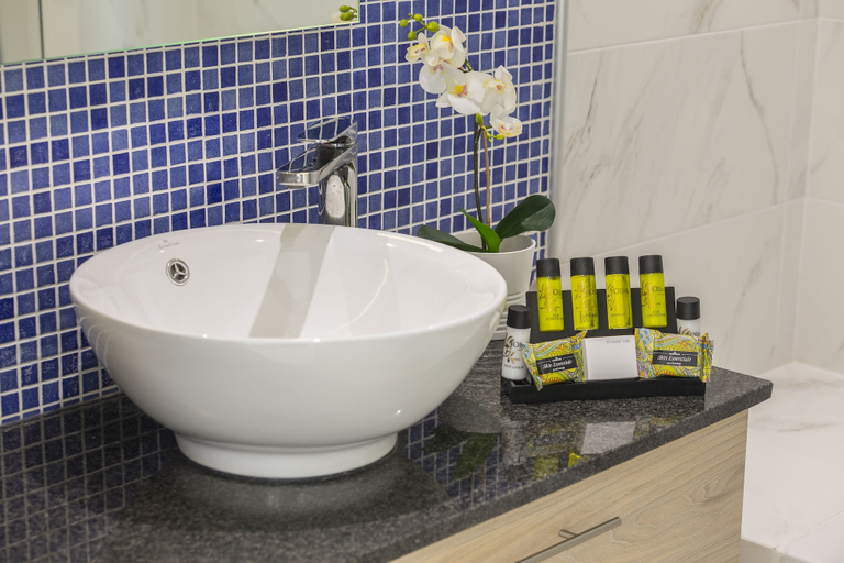 Bathroom 5, Leonardo Laura Beach & Splash Resort