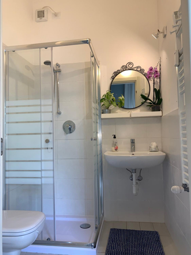 Bathroom 2, Casa Italia, Verona