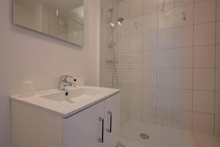 Bathroom 4, Hôtel Le Nautic, Arcachon, Gironde