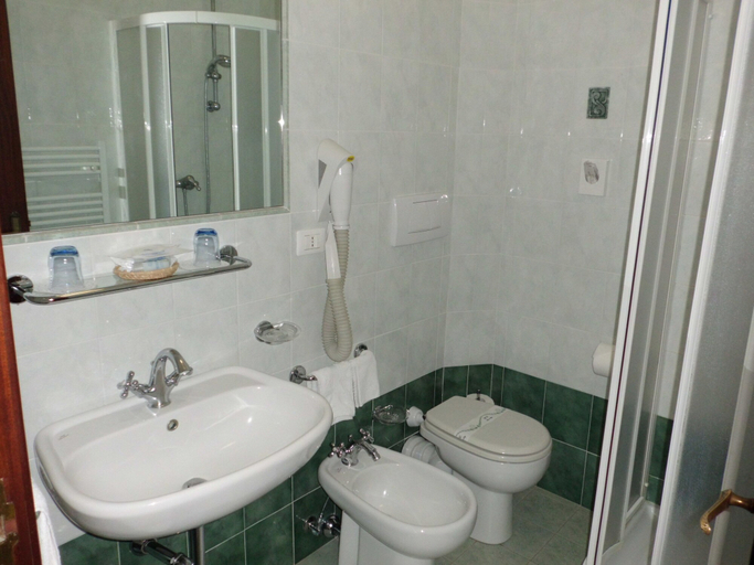 Bathroom 3, Hotel Cinque Terre, La Spezia