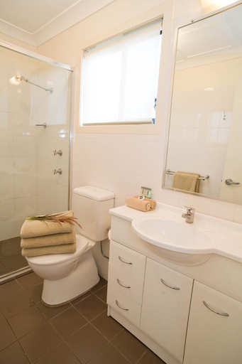 Bathroom 3, The Grapevine Motel, Muswellbrook