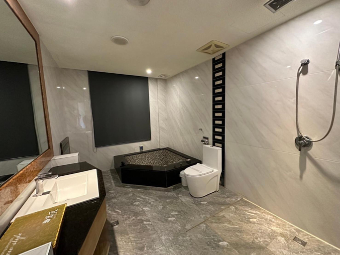 Bathroom 4, Song xia, Taichung