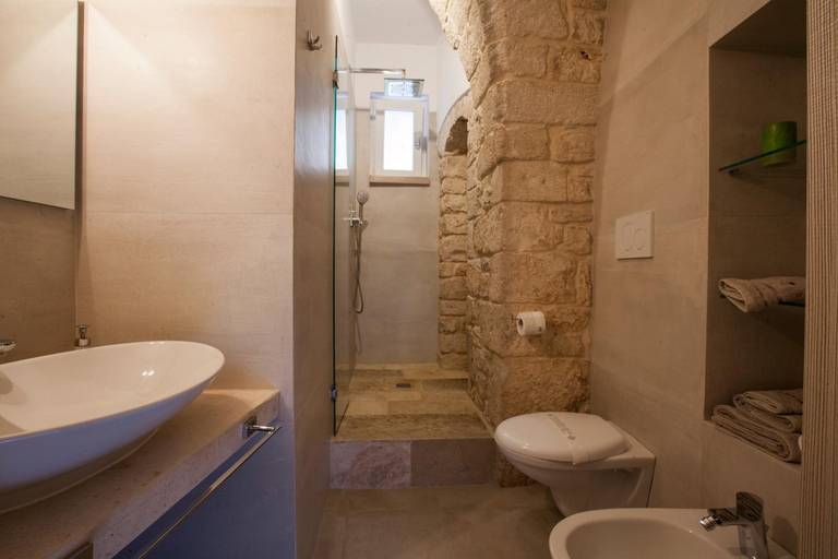 Others 5, Dimora a Corte, Bari