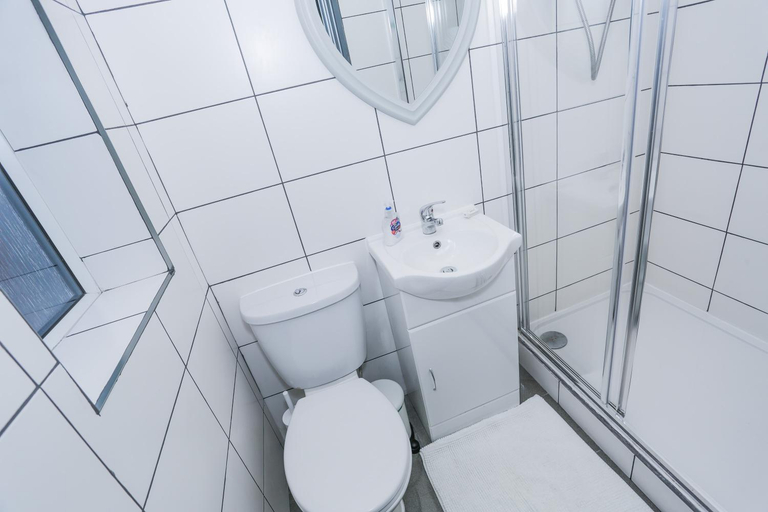 Bathroom 4, Beckenham Park Hotel, London