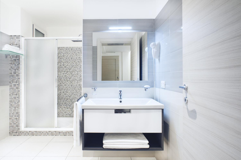 Bathroom 4, Vuelle Residence Apartments, Messina