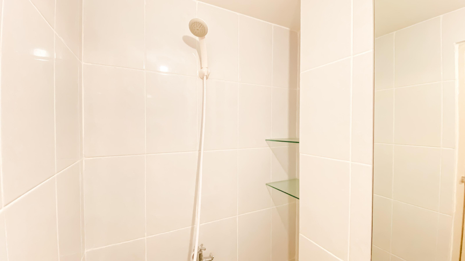 Bathroom 5, Good Choice and Comfy Studio Tokyo Riverside PIK 2 Apartment By Travelio, Tangerang