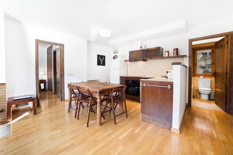 Others 3, Esquirol Apartments
