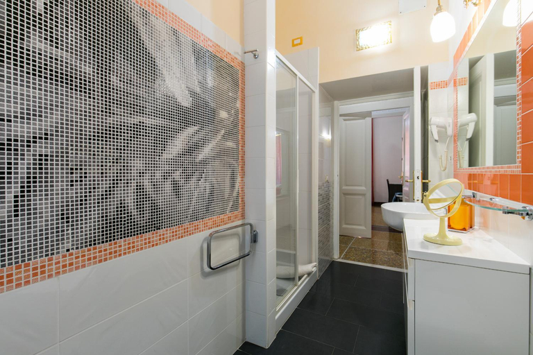 Bathroom 3, Anthony 47, Roma