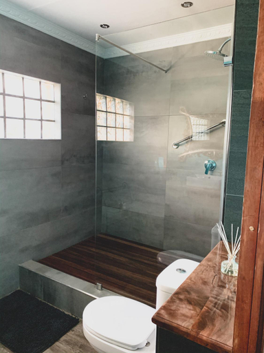 Bathroom 3, Danlee Overnight Accommodation, Capricorn