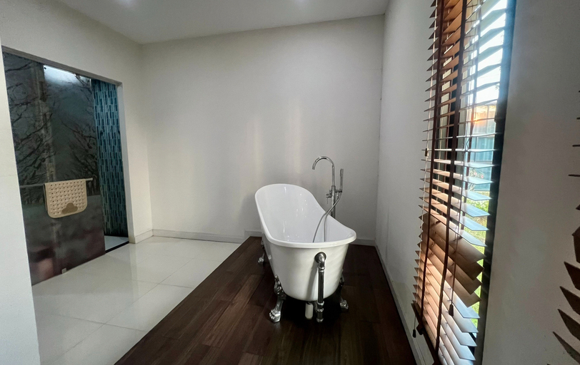 Bathroom 16