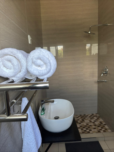 Bathroom 3, Eleganciana Lodges Ltd, Lusaka