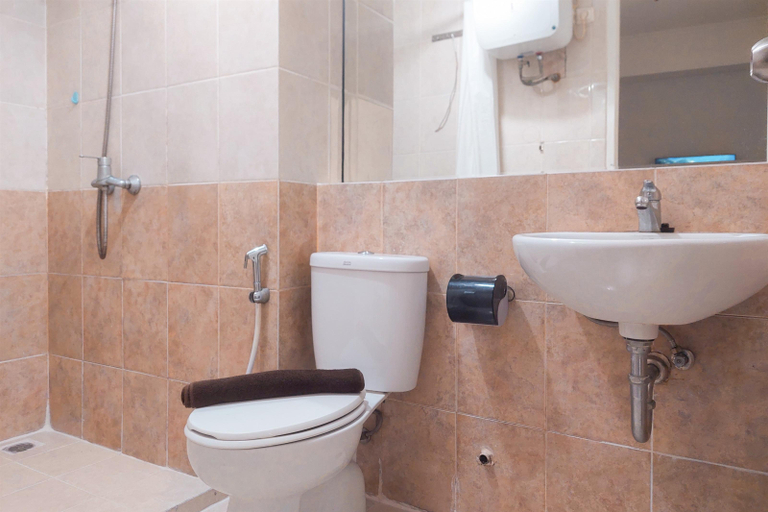 Bathroom 5, Nice and Comfy 2BR Apartment At Silkwood Residence By Travelio, Tangerang