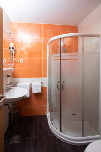 Bathroom 2, Rooms En Krajcar, Cerknica