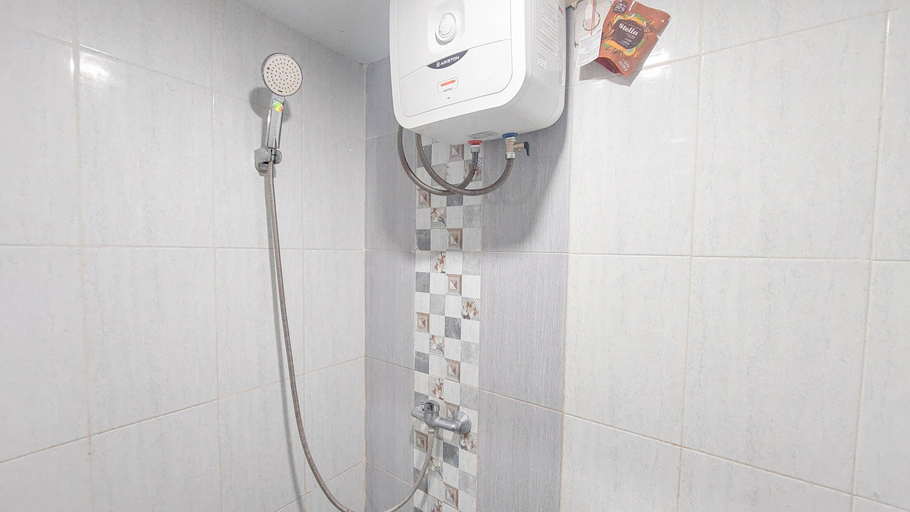 Bathroom 5, Relaxing Studio Apartment at Mansyur Residence By Travelio, Medan