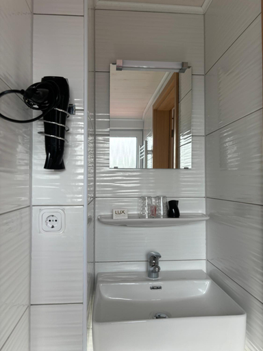 Bathroom 4, Hotel-Restaurant Cafe Caro, Wittmund