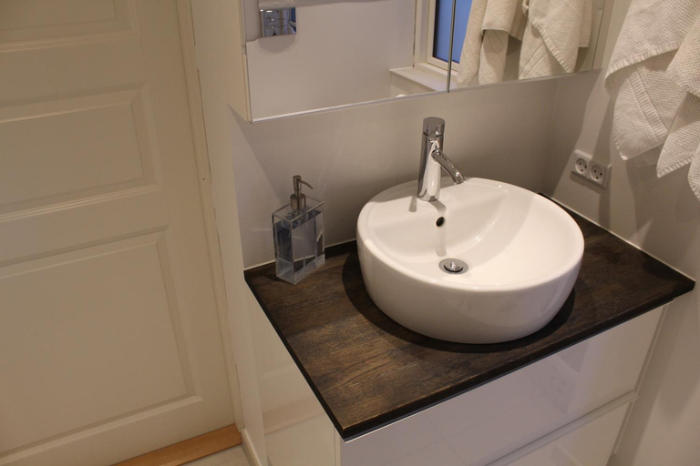 Bathroom 2, Close But Quiet, Herlev