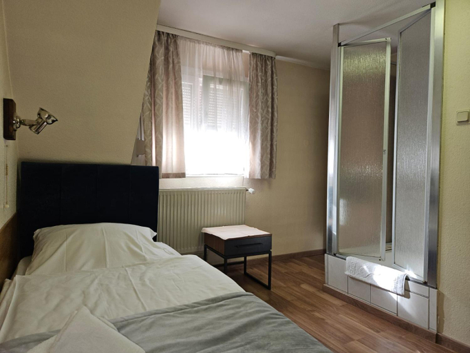 Bedroom 2, Hotel Haus Isenburg, Offenbach