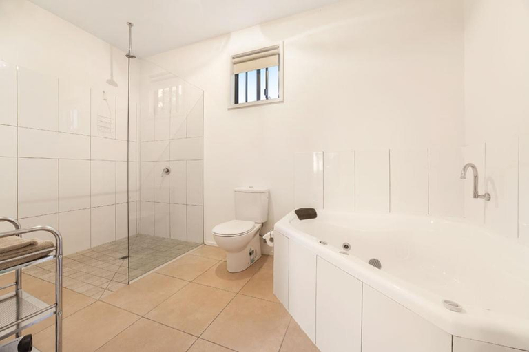 Bathroom 3, Abington Farm B & B, Wellington - Rosedale