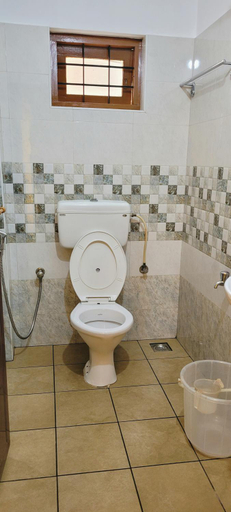 Bathroom 3, The Oaks Inn, Ernakulam