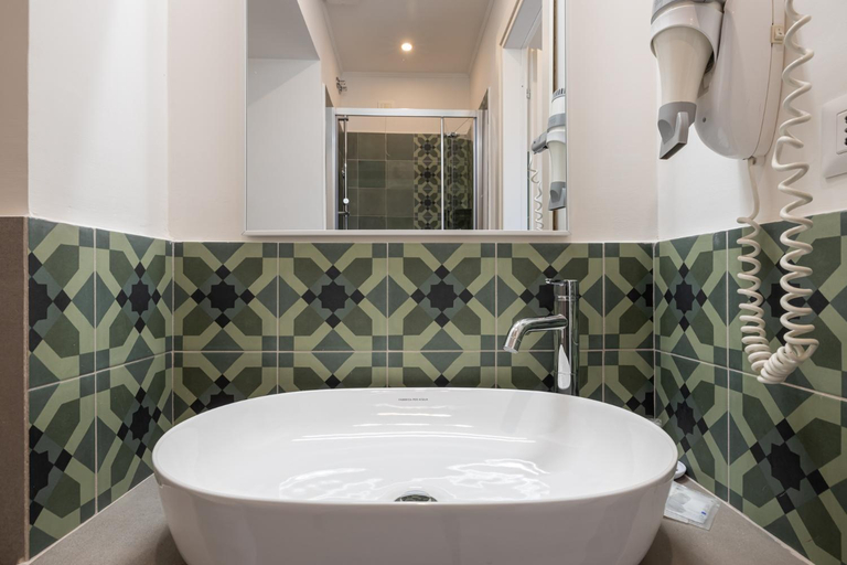 Bathroom 4, Morpheus Rooms, Rome