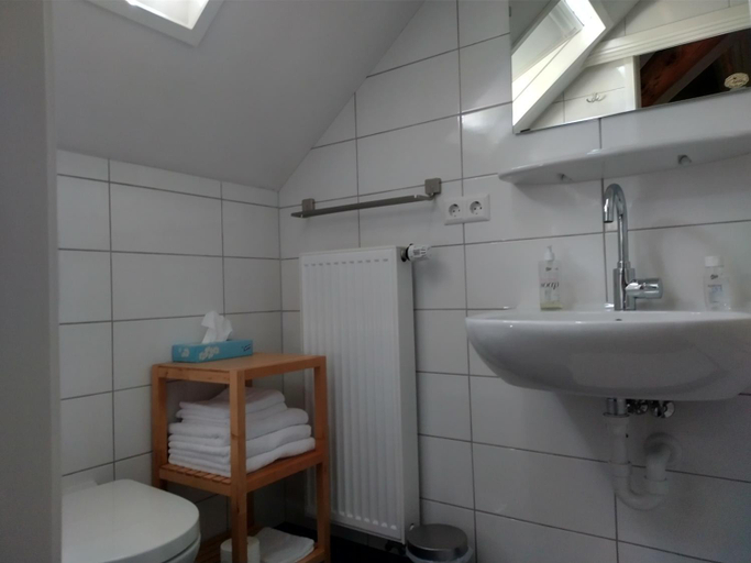 Others 5, Bed op de Reth, Antwerpen