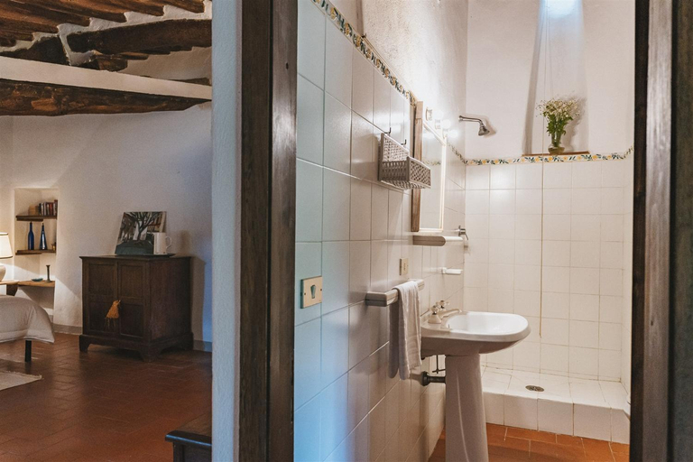 Bathroom 3, Podere Lupinati, Florence