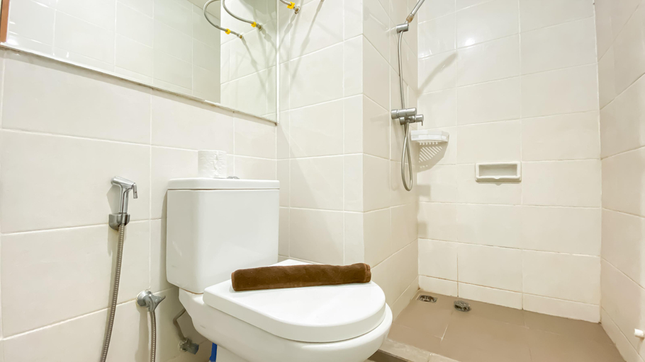 Bathroom, Best View 2BR Green Bay Condominium Apartment By Travelio, Jakarta Utara