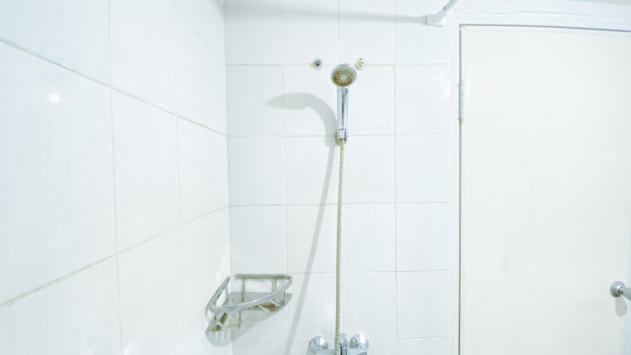 Bathroom 5, Cozy and Best Deal Studio Apartment Amethyst By Travelio, Jakarta Pusat