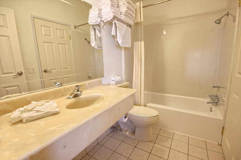 Bathroom 5, San Simeon Lodge, San Luis Obispo