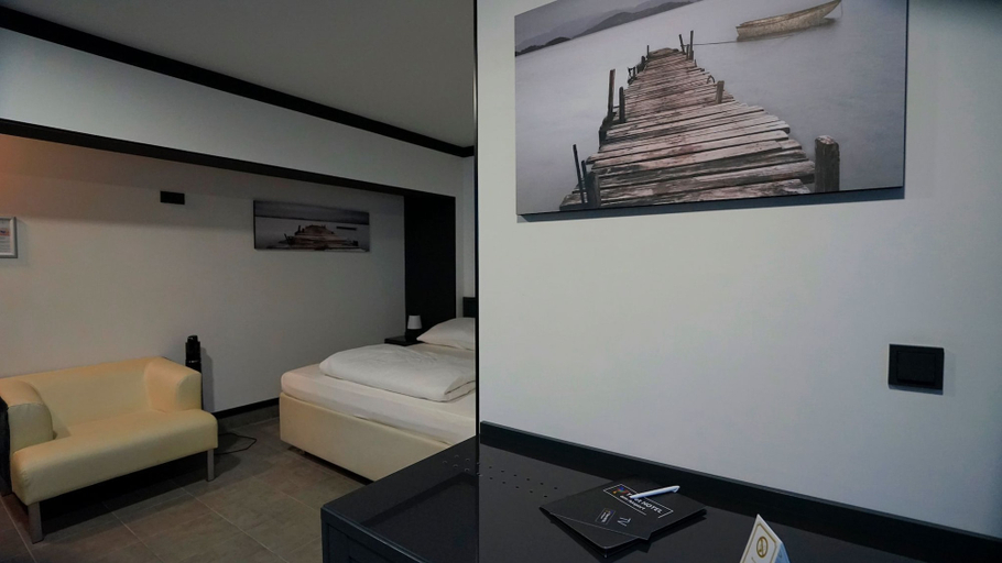 Bedroom 3, Tibet Hotel am Airport, Mettmann
