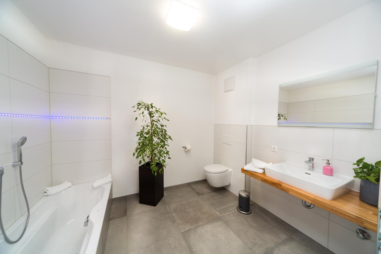 Bathroom 3, Hotel Restaurant Sailer, Vöcklabruck