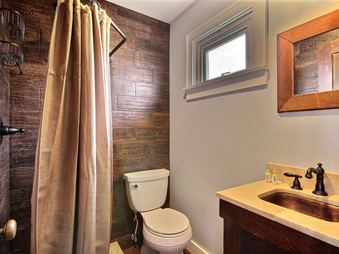 Bathroom 3, Pitchwood Inn, Pacific
