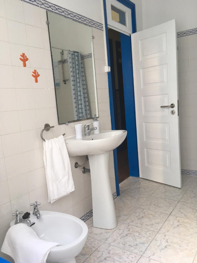 Bathroom 5, Aveiro Train Guesthouse, Aveiro