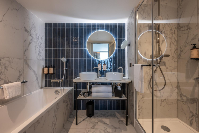 Bathroom 4, Hotel Mercure La Rochelle Vieux-Port, Charente-Maritime