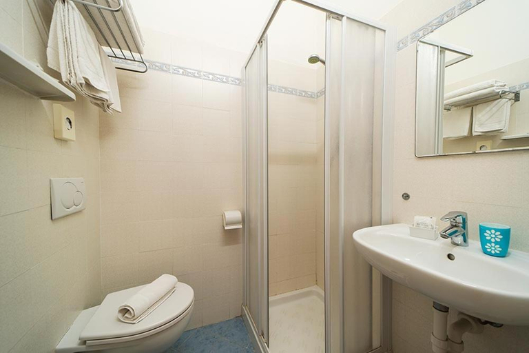 Bathroom 4, Belmare, Livorno