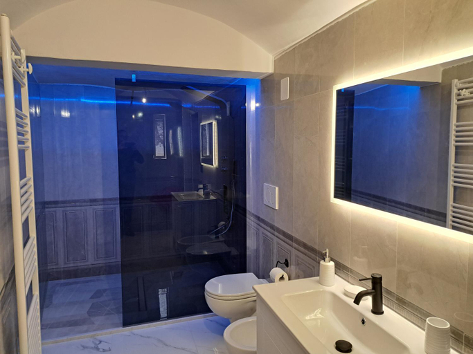 Bathroom 5, Palazzo Castellano, Lecce