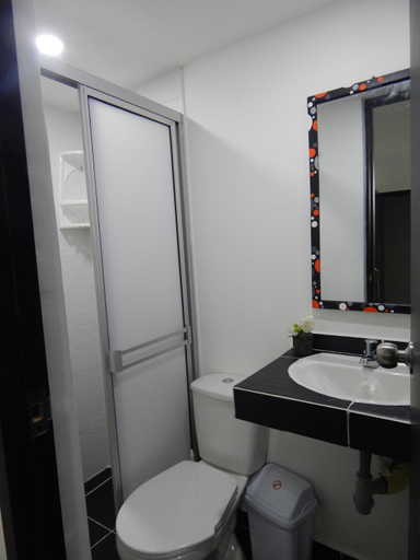 Bathroom 2, APARTA ESTUDIO 7051, Medellín