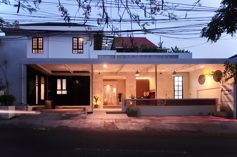 Exterior & Views