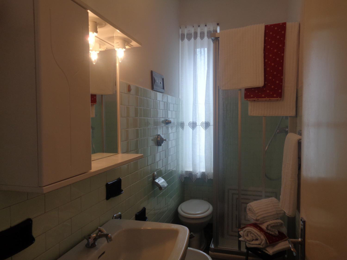 Bathroom 2, Hotel Garni Suisse, Trento