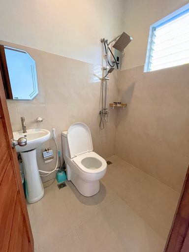 Bathroom 3, Blue Summer Suites & Restaurant, Dauis
