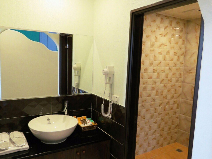 Bathroom 4, Sand Island 206, Pingtung