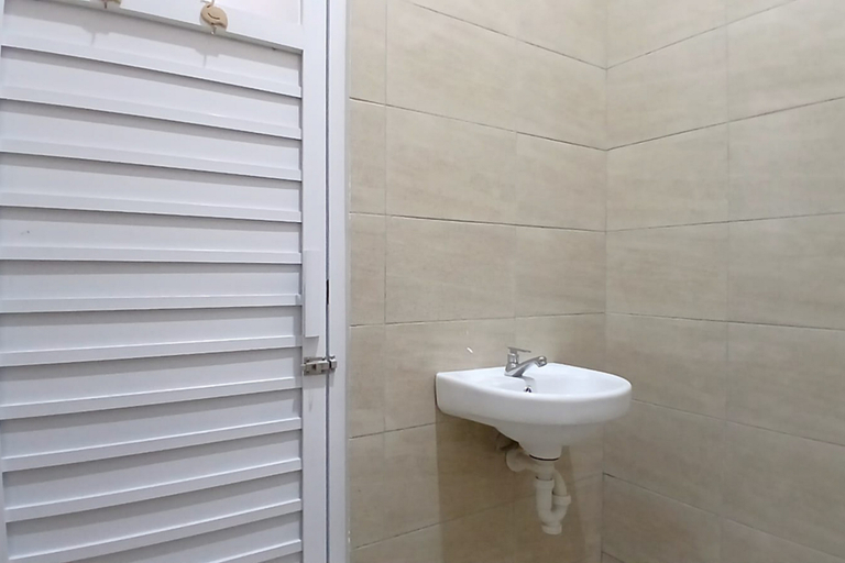 Bathroom 4, Priyanka Guesthouse Syariah Maguwo Mitra RedDoorz, Sleman