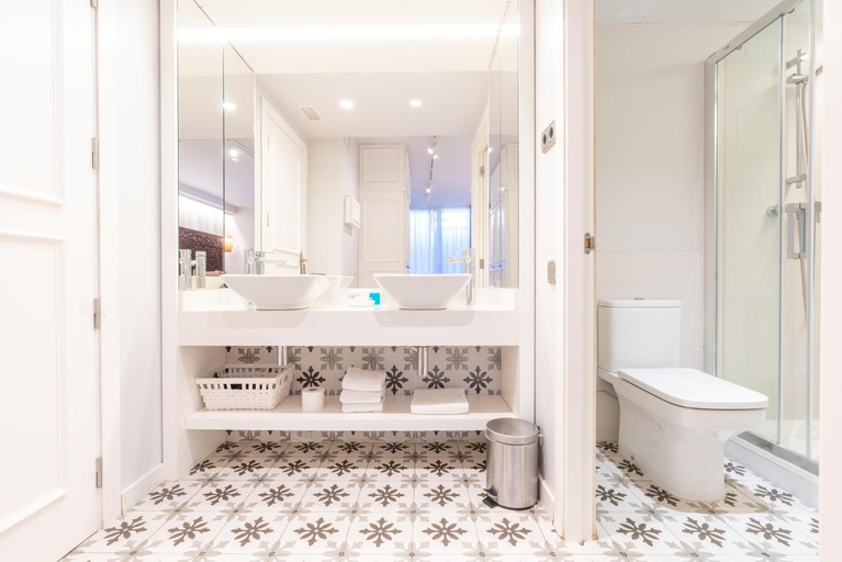 Bathroom 4, Serennia Fira Gran Via Exclusive Rooms, Barcelona