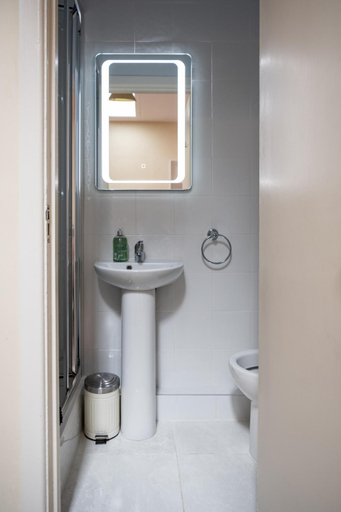 Bathroom 2, Gleann-Na-Smol, Dublin