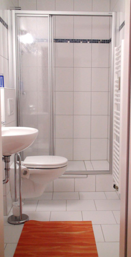 Shower 4, Haus Sperbermuhle, Region Hannover