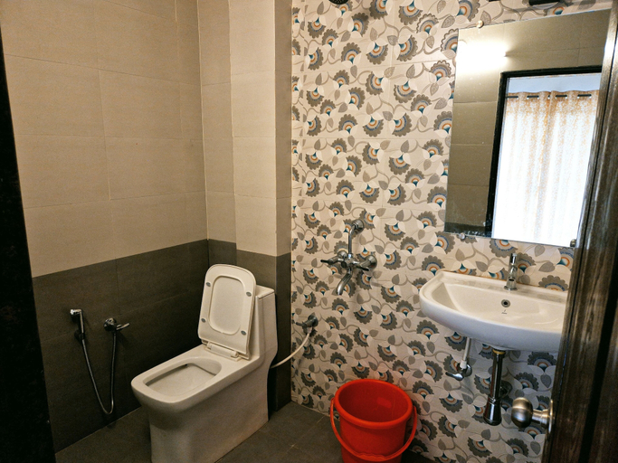 Bathroom 4, Celeb Da Luna, North Goa