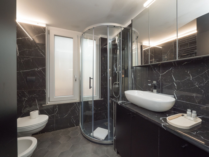 Bathroom 4, Isola-Garibaldi newly renovated 1 br by Rentopolis, Milano