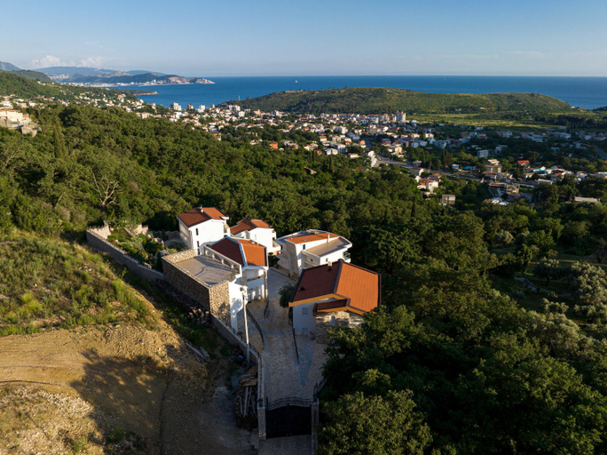 Others 3, Dolaca Villas